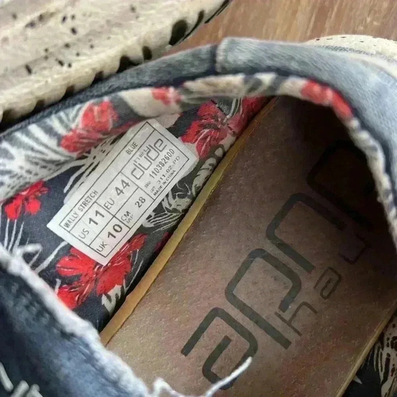 Hey Dude Hawaiian slip ons - Picture 3 of 7